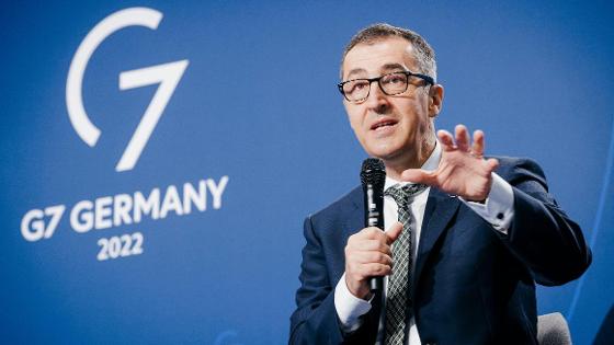 Bundesminister Özdemir vor einer blauen Wand mit dem G7-Logo bei der G7-Agrarministerkonferenz in Stuttgart.