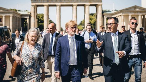 Bundesminister Cem Özdemir trifft französischen Amtskollegen Marc Fesneau in Berlin. Hier vor dem Brandenburger Tor.