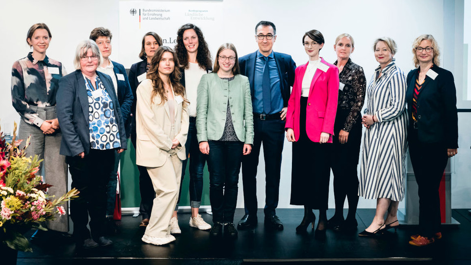 Bundesminister Özdemir mit Forscherinnen der Georg-August-Universität Göttingen, Lehrstuhl für Soziologie Ländlicher Räume und des Thünen-Instituts für Betriebswirtschaft