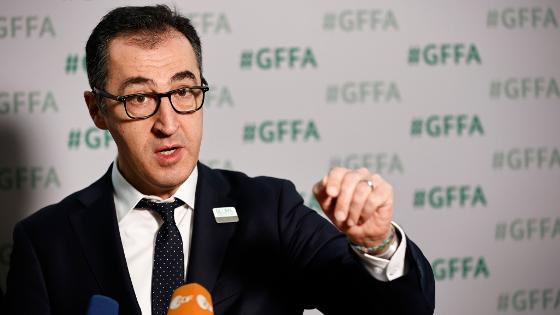 Bundesminister Cem Özdemir spricht in Mikrofone von Journalisten