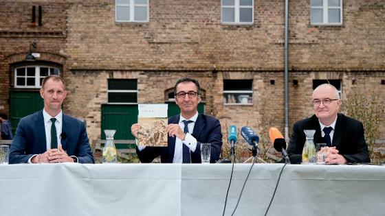 Bundesminister Cem Özdemir sitzt während der Pressekonferenz am Podium