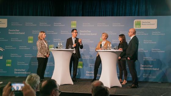 Bundesminister Özdemir steht während einer Diskussion auf dem Podium des Deutschen Bauernverbands