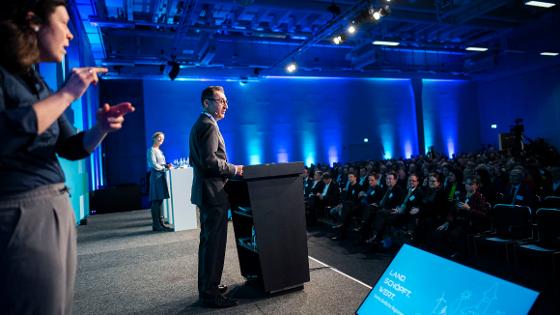 Bundesminister Özdemir am Rednerpult, im Vordergrund eine Gebärdendolmetscherin