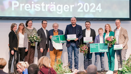 Bundesminister Özdemir mit allen Preisträgern des Bundespreises auf der Bühne