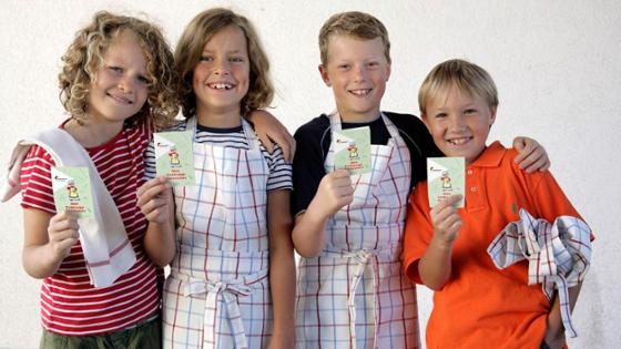 Kinder zeigen ihre Ernährungsführerscheine