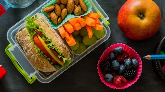 Box für Pausenbrot mit gesundem Brötchen sowie Obst und Gemüsesticks