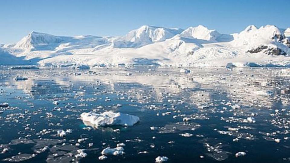 Eismeer mit schneebedeckten Bergen im Hintergrund