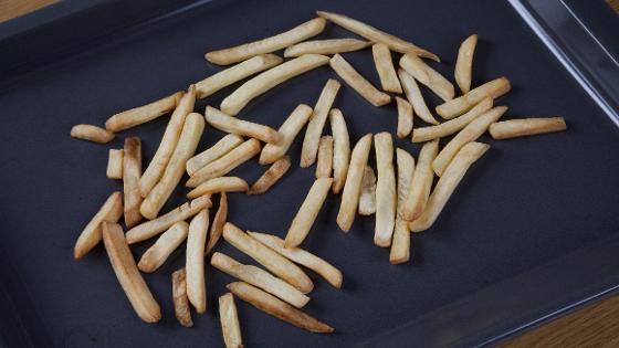 Pommes Frites liegen auf einem Backblech