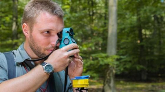 Mit Bitterlich-Relaskop und Ultraschall-Entfernungsmessgerät werden Stichproben-Bäume ermittelt.