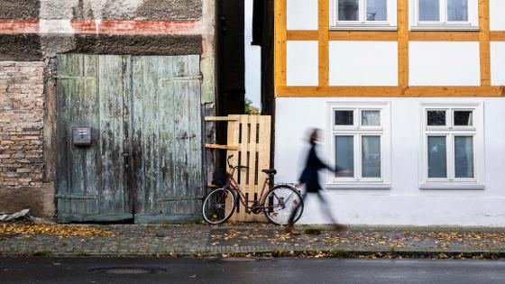 Ein saniertes und ein unsaniertes Fachwerkhaus nebeneinander an einer Dorfstraße