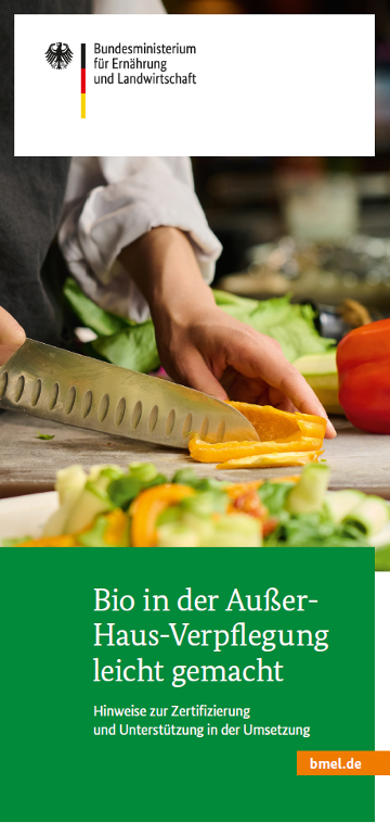 Cover der Broschüre "Bio in der Außer-Haus-Verpflegung leicht gemacht"; darauf ist eine Person zu sehen, die Paprika mit einem Küchenmesser schneidet.