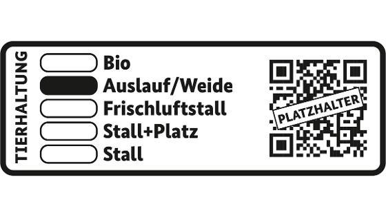Die Kennzeichnung nach dem Tierhaltungskennzeichnungsgesetz: Es werden die fünf Haltungsformen "Stall", "Stall+Platz", "Frischluftstall", "Auslauf/ Weide" und "Bio" genannt, eine davon ist markiert. Rechts daneben befindet sich ein QR-Code. Die Kennzeichnung nach dem Tierhaltungskennzeichnungsgesetz: Es werden die fünf Haltungsformen "Stall", "Stall+Platz", "Frischluftstall", "Auslauf/ Weide" und "Bio" genannt, eine davon ist markiert. Rechts daneben befindet sich ein QR-Code.