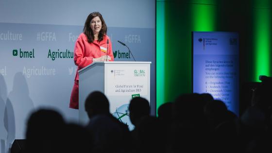 Die Parlamentarische Staatssekretärin Dr. Nick steht an einem Rednerpult bei der Eröffnung des Global Forum for Food and Agriculture (GFFA) 2023