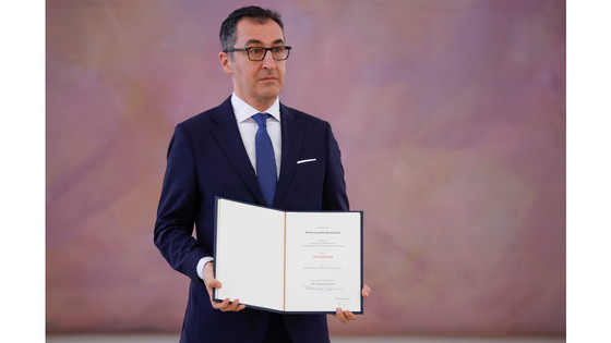 Bundesminister Özdemir hält die Ernennungsurkunde in den Händen