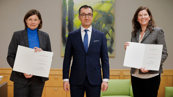 Bundesminister Cem Özdemir und seine Parlamentarischen Staatsekretärinnen, links Dr. Manuela Rottmann, rechts Dr. Ophelia Nick