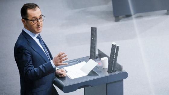 Foto von Bundesminister Cem Özdemir am Rednerpult im Deutschen Bundestag