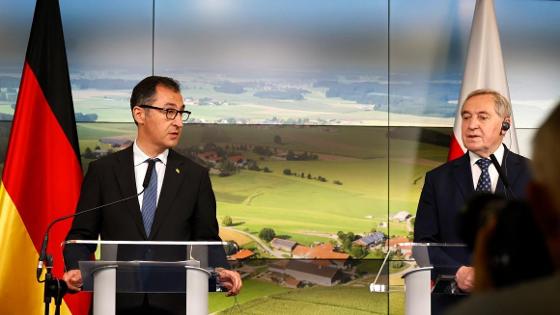 Bundesminister Özdemir bei einer Pressekonferenz mit seinem polnischen Kollegen Kowalczyk (rechts) an zwei Stehpulten.