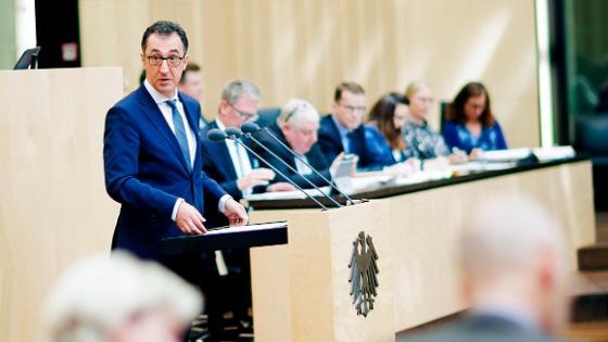 Bundesminister Özdemir am Rednerpult im Bundesrat