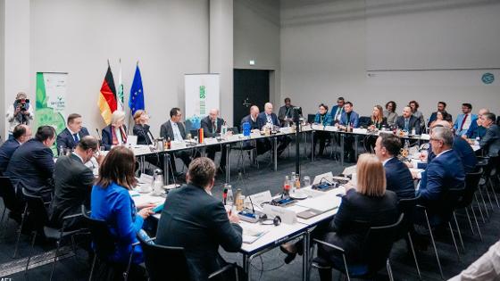 Bundesminister Özdemir sitzt mit seinen Kolleginnen und Kollegen aus Südosteuropa im Gespräch um einen Tisch.