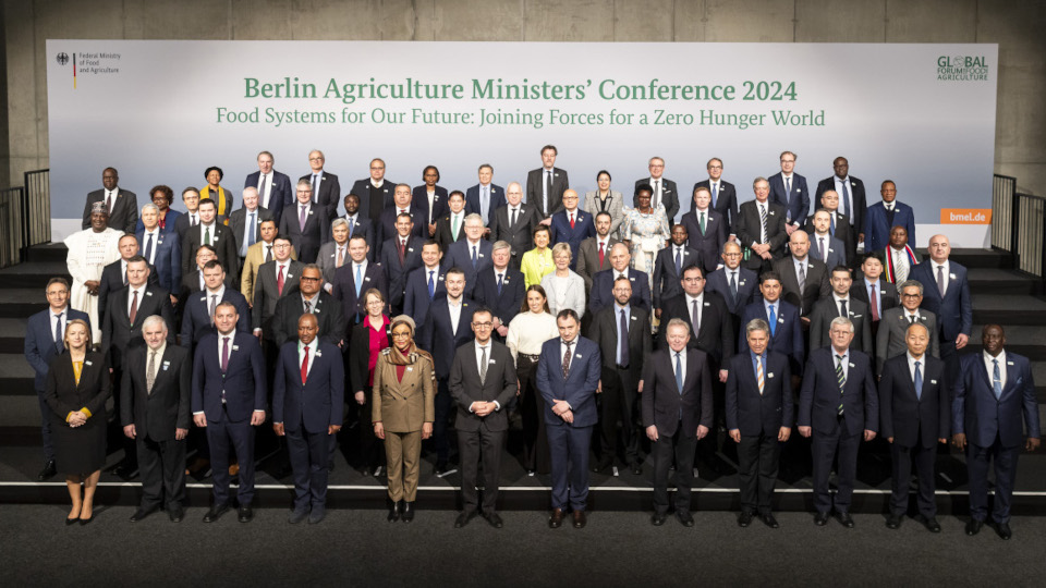 Bundesminister Özdemir mit den teilnehmenden Ministerinnen und Ministern der Berliner Agrarministerkonferenz 2024