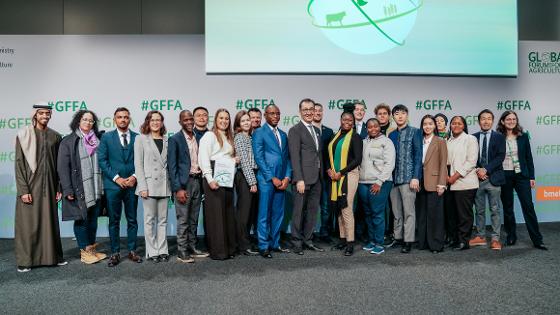 Gruppenbild Bundesminister Özdemir mit den Teilnehmern des Junglandwirteforums 2024 des GFFA 