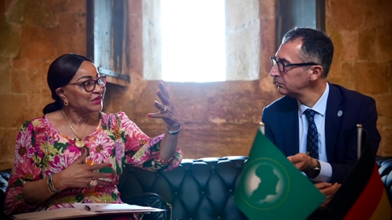 Bundesminister Cem Özdemir und Josefa Sacko (Afrikanische Union) im Gespräch Bundesminister Cem Özdemir und Josefa Sacko (Afrikanische Union) im Gespräch