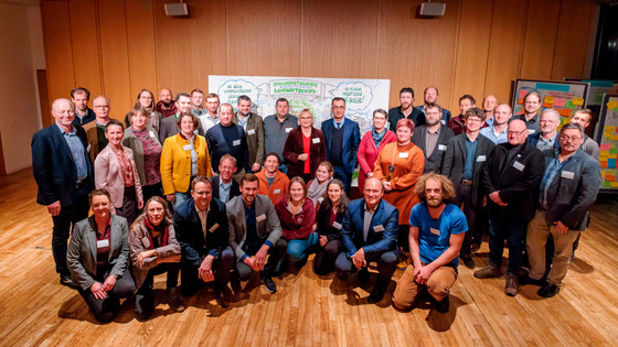 Gruppenfoto der Mitglieder des Dialognetzwerks mit Bundesminister Cem Özdemir und der Parlamentarischen Staatssekretärin im Bundesumweltministerin, Bettina Hoffmann