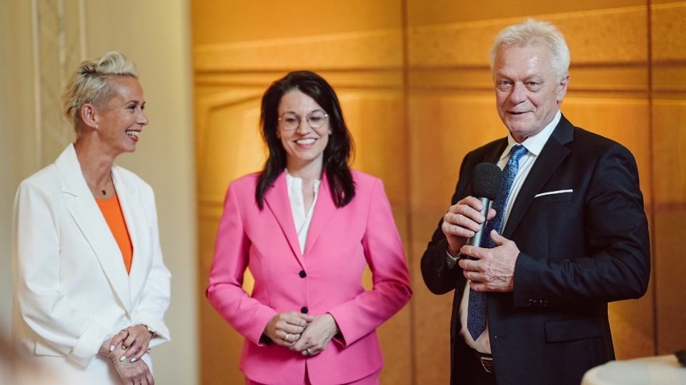 Bundesminister Rainer steht neben den beiden parlamentarischen Staatssekretärinnen Silvia Breher und Martina Englhardt-Kopf Bundesminister Rainer steht neben den beiden parlamentarischen Staatssekretärinnen Silvia Breher und Martina Englhardt-Kopf