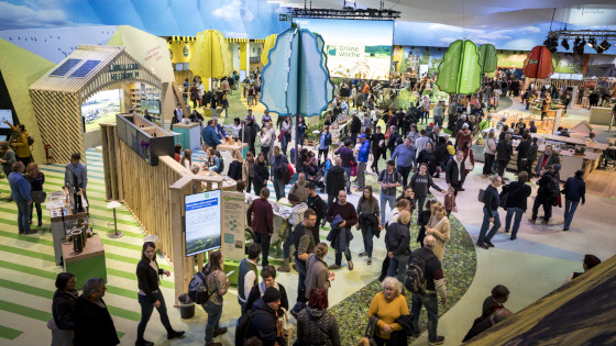 Blick über die verschiedenen Stände und Informationsangebote in der Messehalle