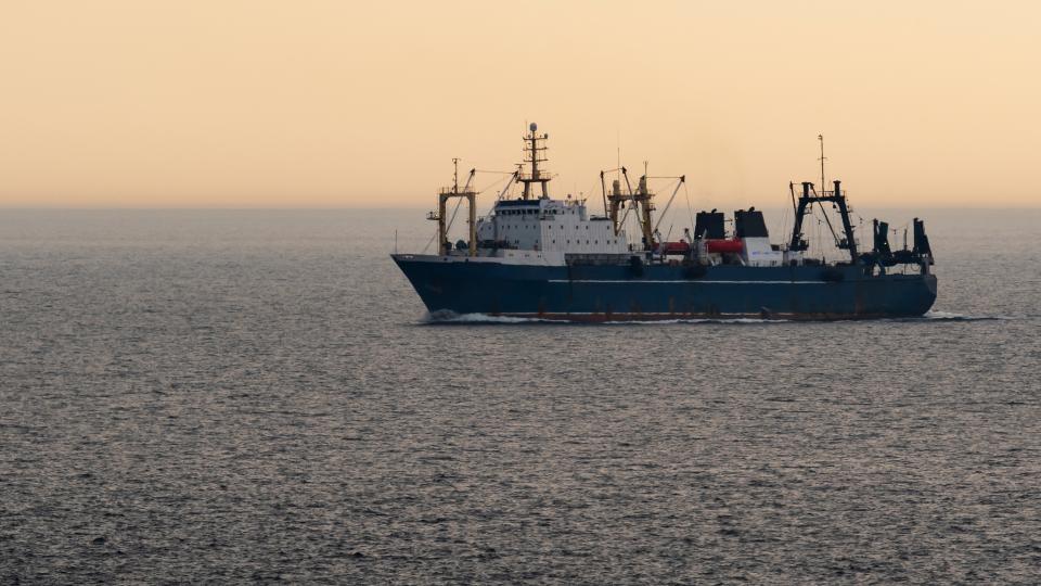 Ein Hochseetrawler auf dem Meer