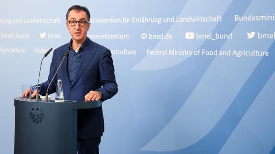 Bundesminister Cem Özdemir gibt im Pressebereich des BMEL ein Statement ab.