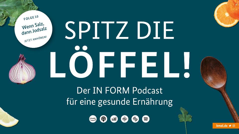 Blauer Hintergrund darauf Freisteller von Obst, Gemüse und einem Kochlöffel mit der Aufschrift "Spitz die Löffel! Der IN FORM-Podcast für eine gesunde Ernährung! Folge 10 - Wenn Salz, dann Jodsalz Blauer Hintergrund darauf Freisteller von Obst, Gemüse und einem Kochlöffel mit der Aufschrift "Spitz die Löffel! Der IN FORM-Podcast für eine gesunde Ernährung! Folge 10 - Wenn Salz, dann Jodsalz