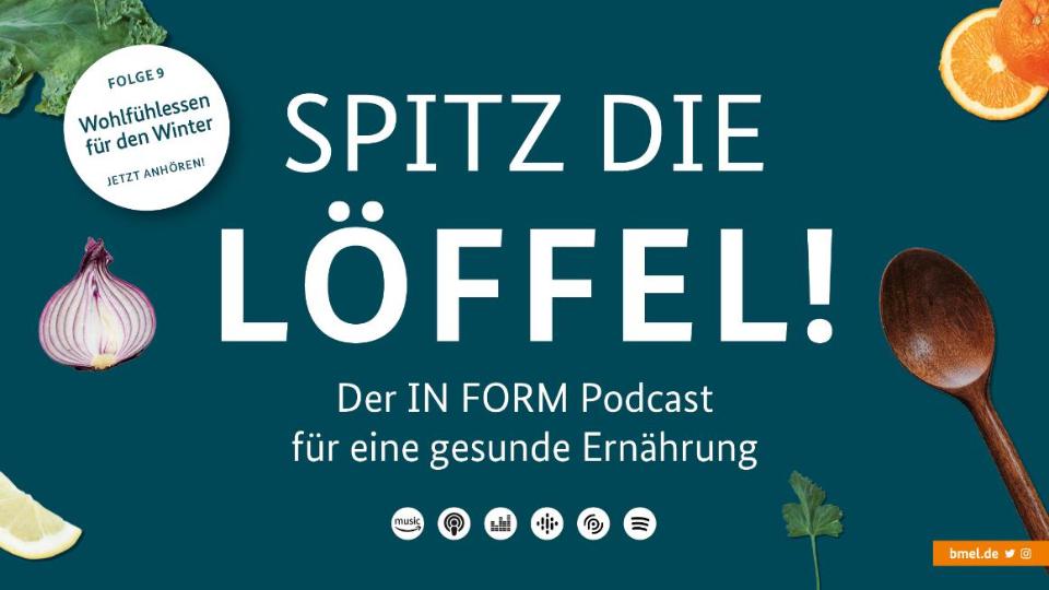 Blauer Hintergrund darauf Freisteller von Obst, Gemüse und einem Kochlöffel mit der Aufschrift "Spitz die Löffel! Der IN FORM-Podcast für eine gesunde Ernährung! Folge 9 - Wohlfühlessen für den Winter Blauer Hintergrund darauf Freisteller von Obst, Gemüse und einem Kochlöffel mit der Aufschrift "Spitz die Löffel! Der IN FORM-Podcast für eine gesunde Ernährung! Folge 9 - Wohlfühlessen für den Winter