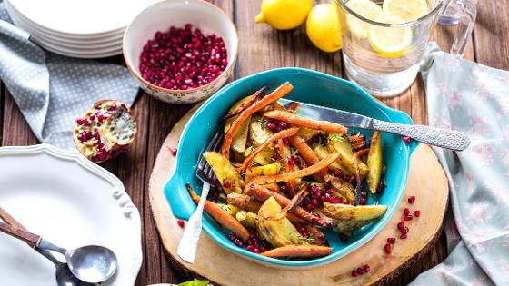 Vegetarische Gemüsepfanne angerichtet auf einem gedeckten Holztisch