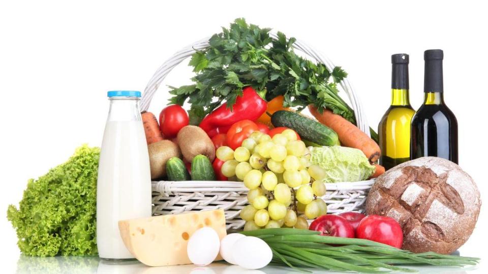 Korb mit frischen Gemüse, Obst, Brot, Milch, Eier, Käse, Wein