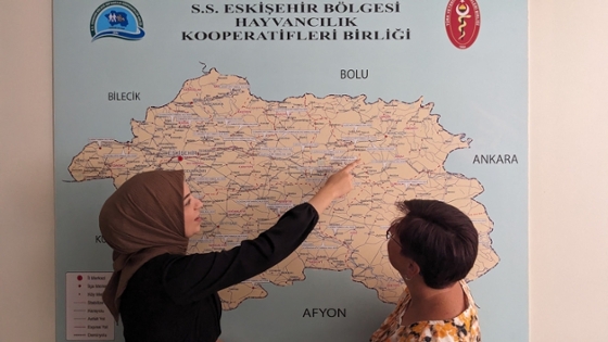 2 Frauen vor einer Landkarte der Türkei. 2 Frauen vor einer Landkarte der Türkei.