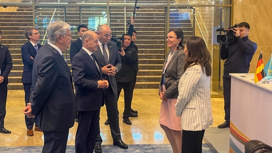 Bundeskanzler Scholz besucht einen Messestand des APD Kasachstan Bundeskanzler Scholz besucht einen Messestand des APD Kasachstan