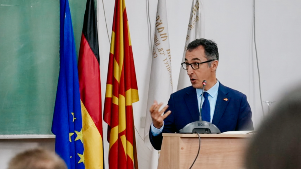 Bundesminister Cem Özdemir am Rednerpult im Hintergrund die Flaggen Mazedoniens, der Europäischen Uniton und Deutschlands