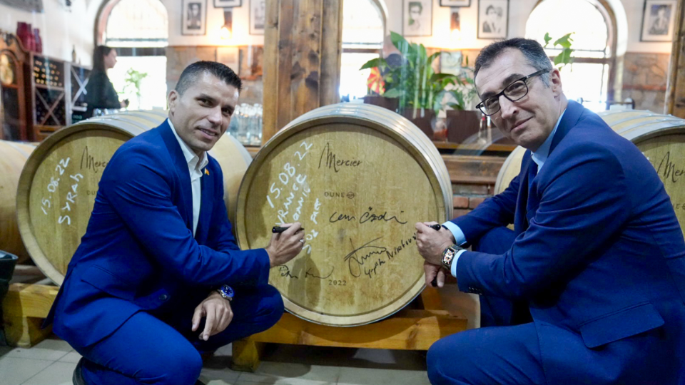 Bundesminister Özdemir mit seinem mazedonischen Kollegen unterschreiben auf einem Weinfass