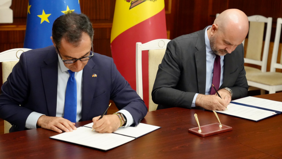 Bundesminister Cem Özdemir mit seinem Amtskollegen Vladimir Bolea bei der Unterzeichnung der Absichtserklärung
