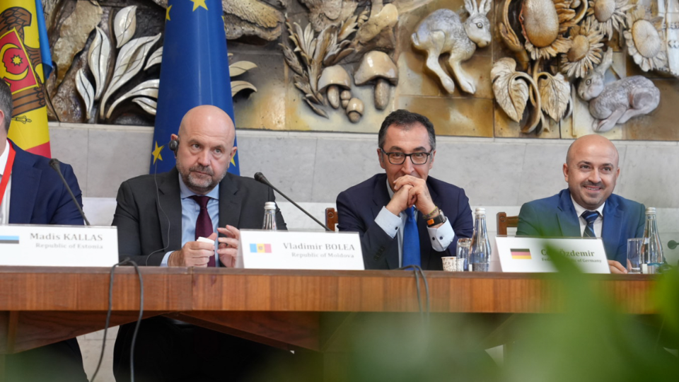 Bundesminister Cem Özdemir im Podium der Diskussionsrunde mit seinem Amtskollegen Vladimir Bolea