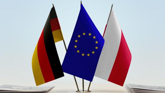 Die Landesflaggen von Polen und Deutschland auf einem Konferenztisch, dazwischen die Flagge der Europäischen Union. Die Landesflaggen von Polen und Deutschland auf einem Konferenztisch, dazwischen die Flagge der Europäischen Union.