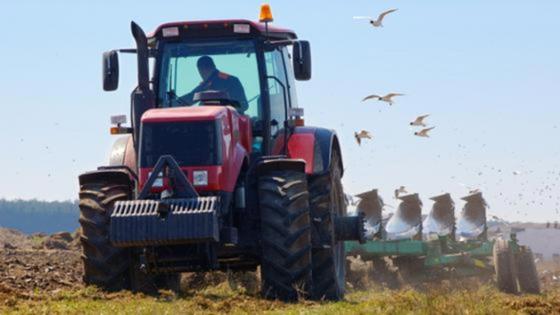 Ein Mann in einem Traktor