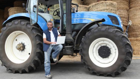 Ein Mann vor einem Traktor