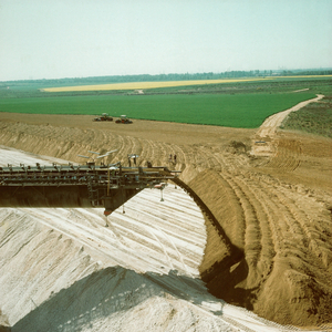 Landschaftsaufnahme mit einem Förderband, welches Lössmaterial abkippt Landschaftsaufnahme mit einem Förderband, welches Lössmaterial abkippt