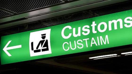 Hinweisschild Customs (Zoll) am Bahnhof, Flughafen