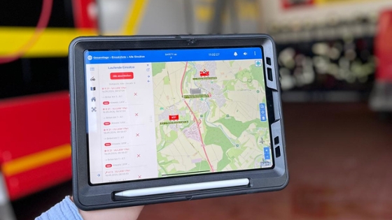 Blick auf ein Tablet mit dem Dahboard Blick auf ein Tablet mit dem Dahboard