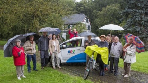 Gruppenfoto mit Auto