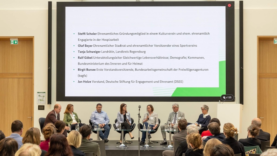 Podiumsdiskussion durch erfahrene Expertinnen und Experten aus Politik und Praxis Podiumsdiskussion durch erfahrene Expertinnen und Experten aus Politik und Praxis