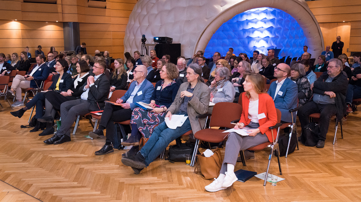 Blick über die Teilnehmer der Fachkonferenz im Veranstaltungsraum Blick über die Teilnehmer der Fachkonferenz im Veranstaltungsraum